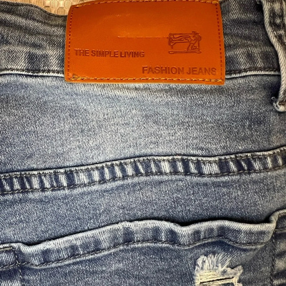 ✨Crossover Button High rise large comfort stretch blue denim shorts frayed hem - Picture 3 of 7